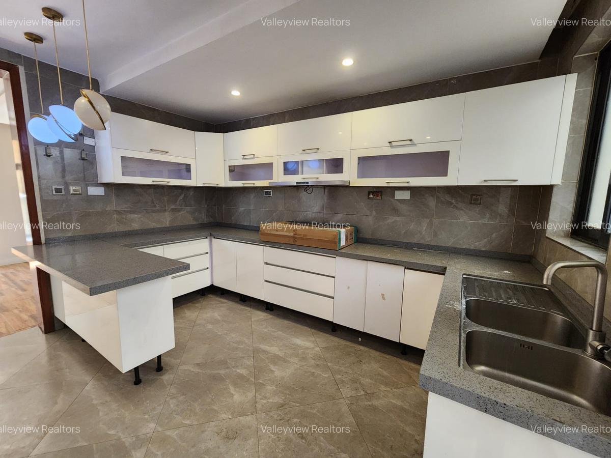 5 Bed Townhouse with En Suite at Lavington - 7