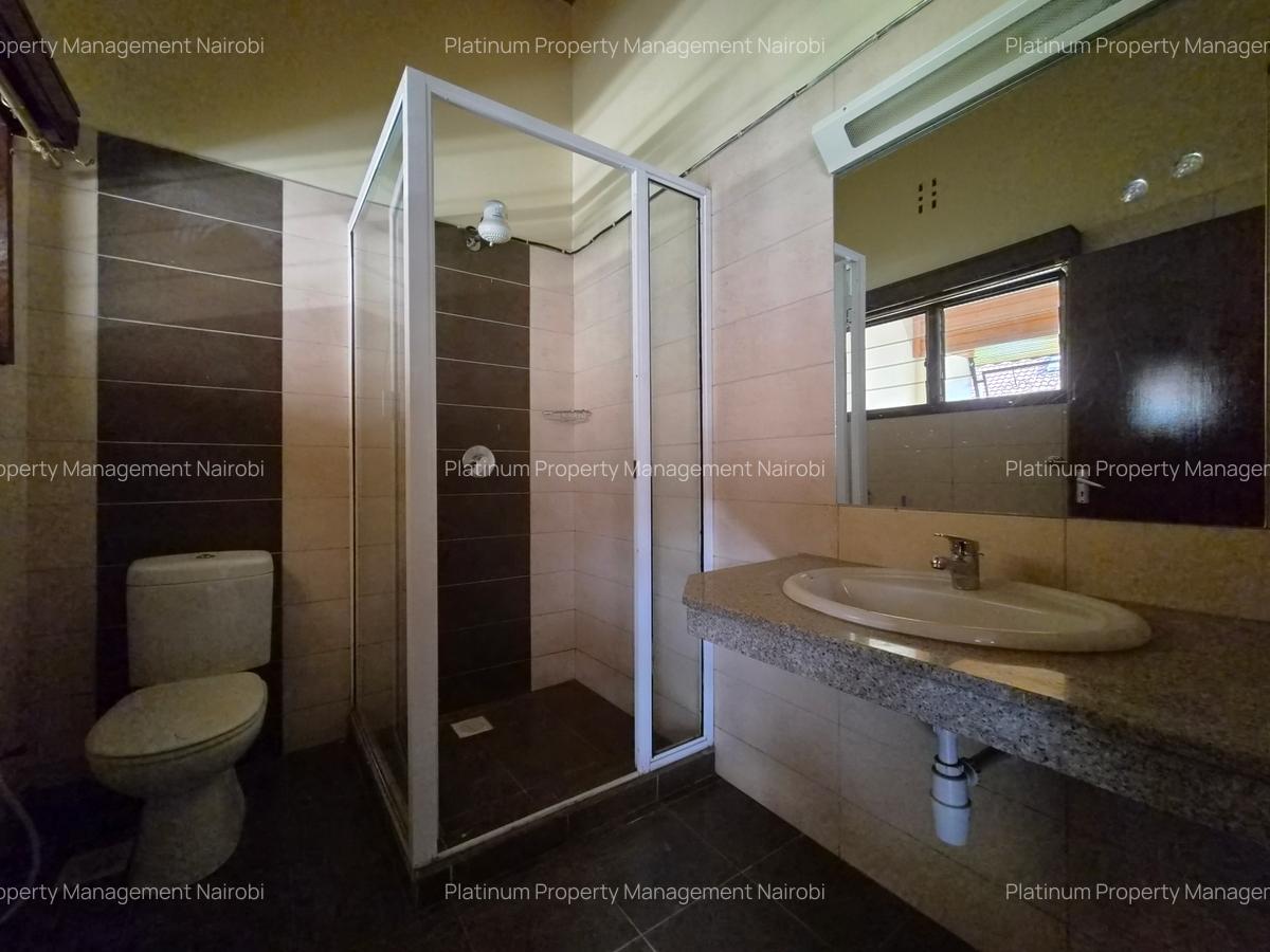 5 Bed House with En Suite at Second Parklands - 12
