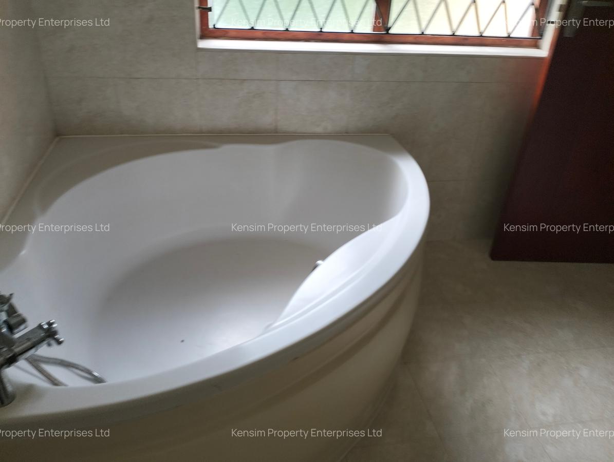 5 Bed Townhouse with En Suite in Runda - 17