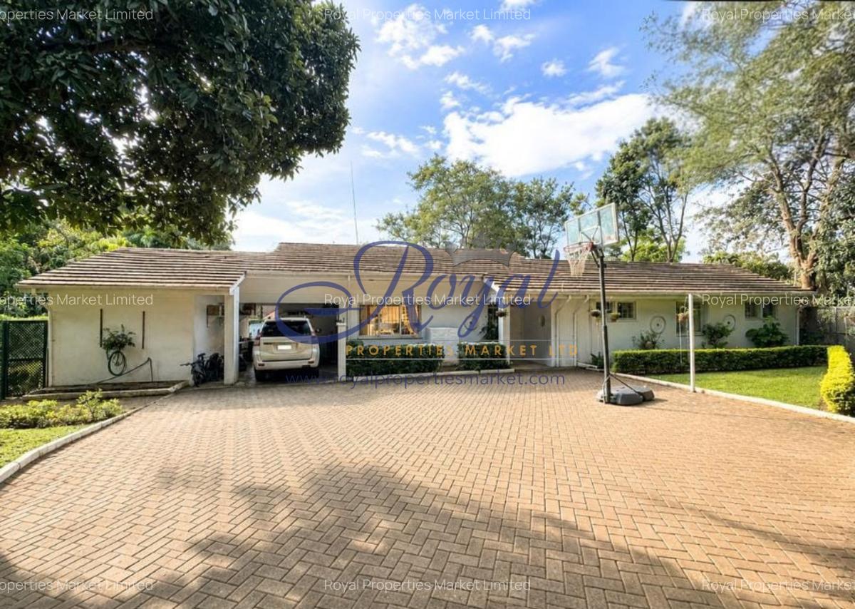 4 Bed House with En Suite at Crescent - 1