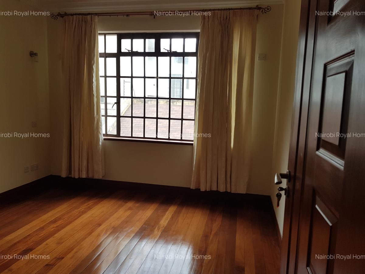 5 Bed Townhouse with En Suite at Lavington Road - 7