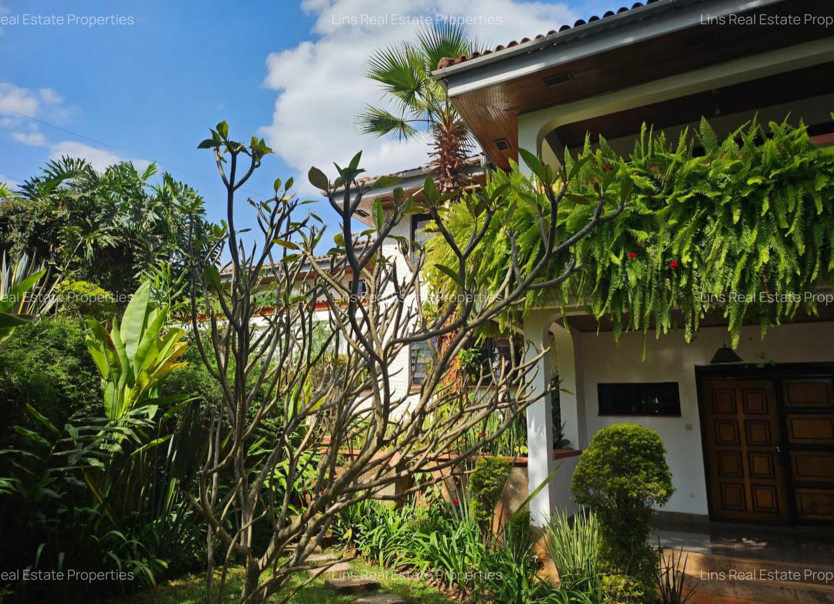 5 Bed House with En Suite in Runda - 2