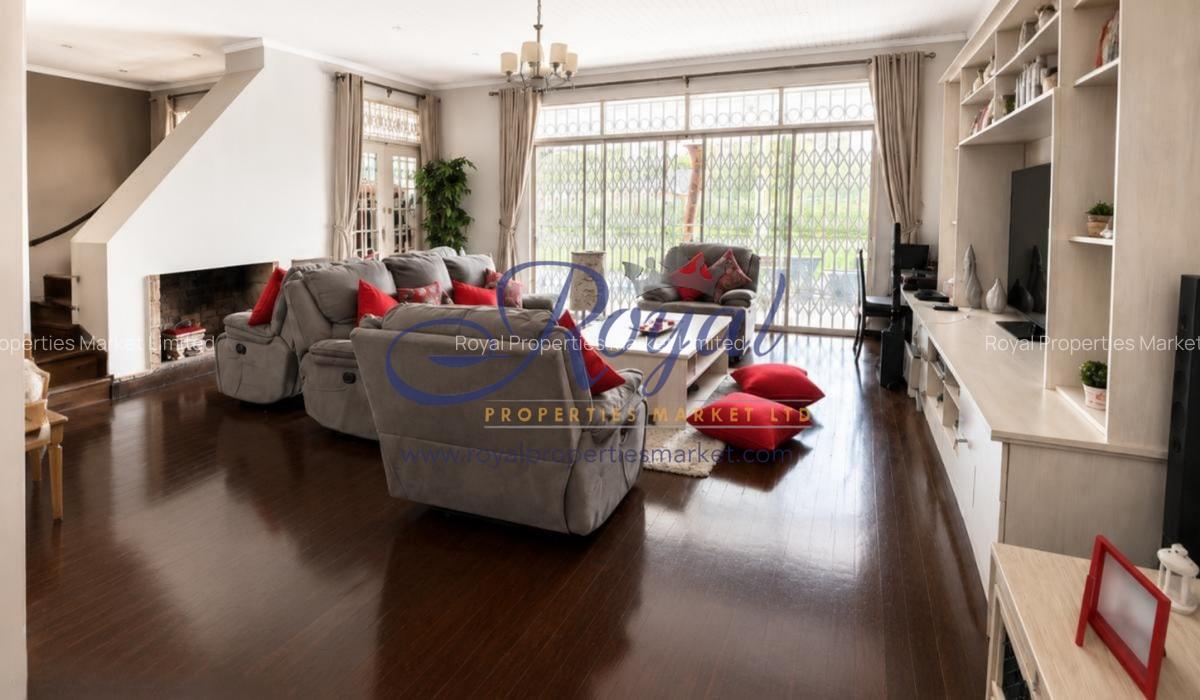 4 Bed House with En Suite at Crescent - 2
