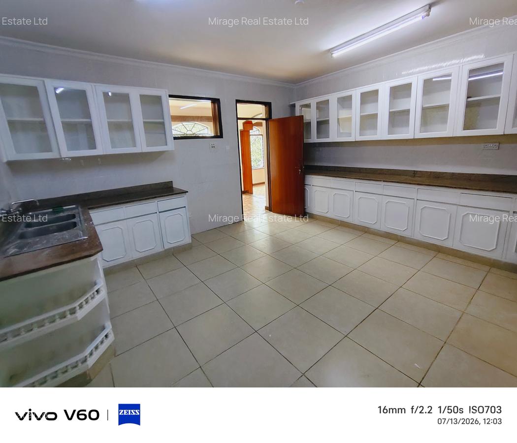 6 Bed House with En Suite in Nyari - 13