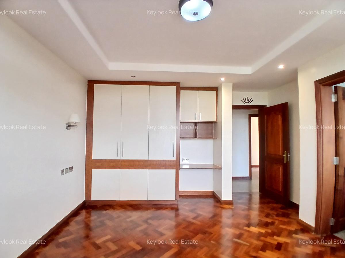 3 Bed Apartment with En Suite in Riverside - 4