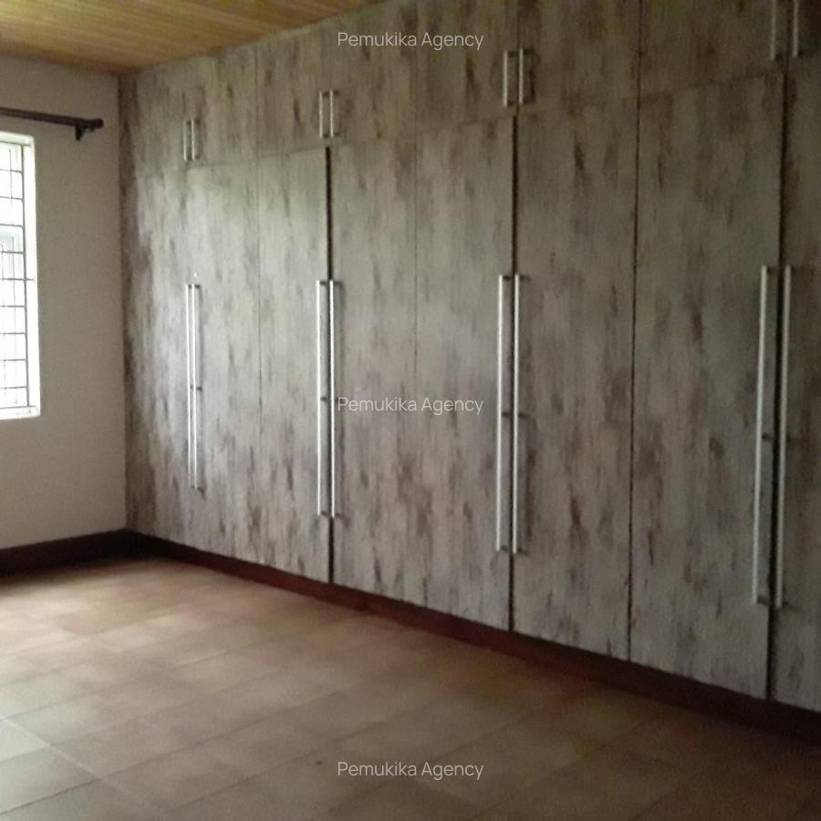 5 Bed House with En Suite at Rosslyn - 10