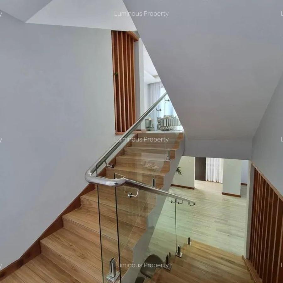 4 Bed House with En Suite at Membley - 8