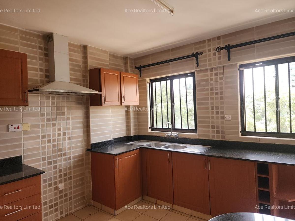 3 Bed Apartment with En Suite at Hatheru Road - 4