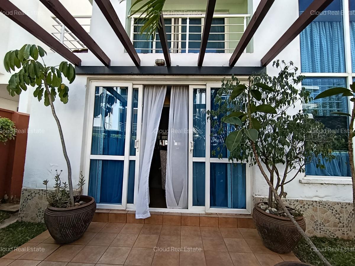 4 Bed House with En Suite in Lavington - 2