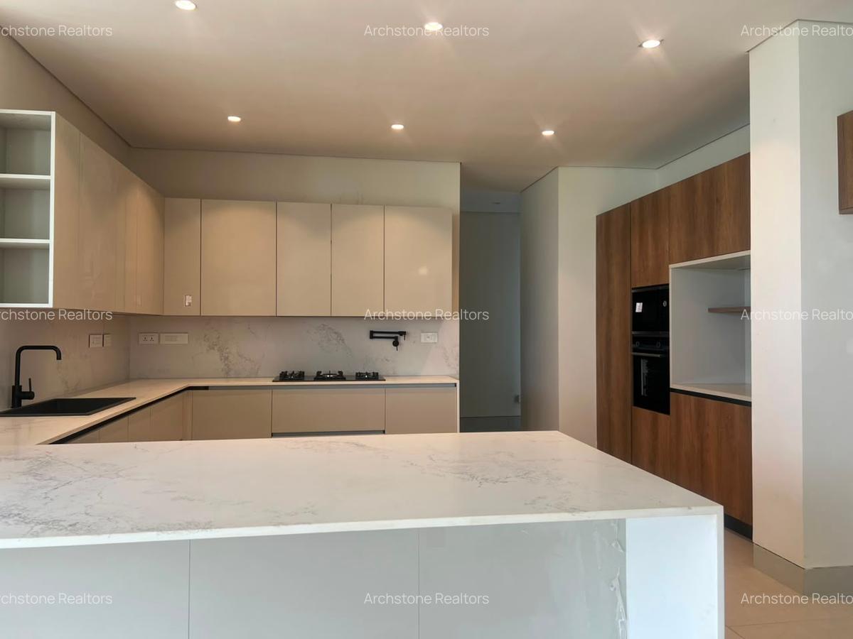 5 Bed Townhouse with En Suite in Brookside - 10