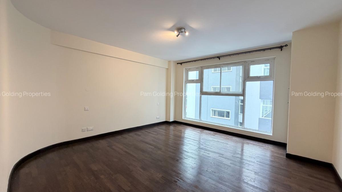 3 Bed Apartment with En Suite at Riverside Gardens - 11