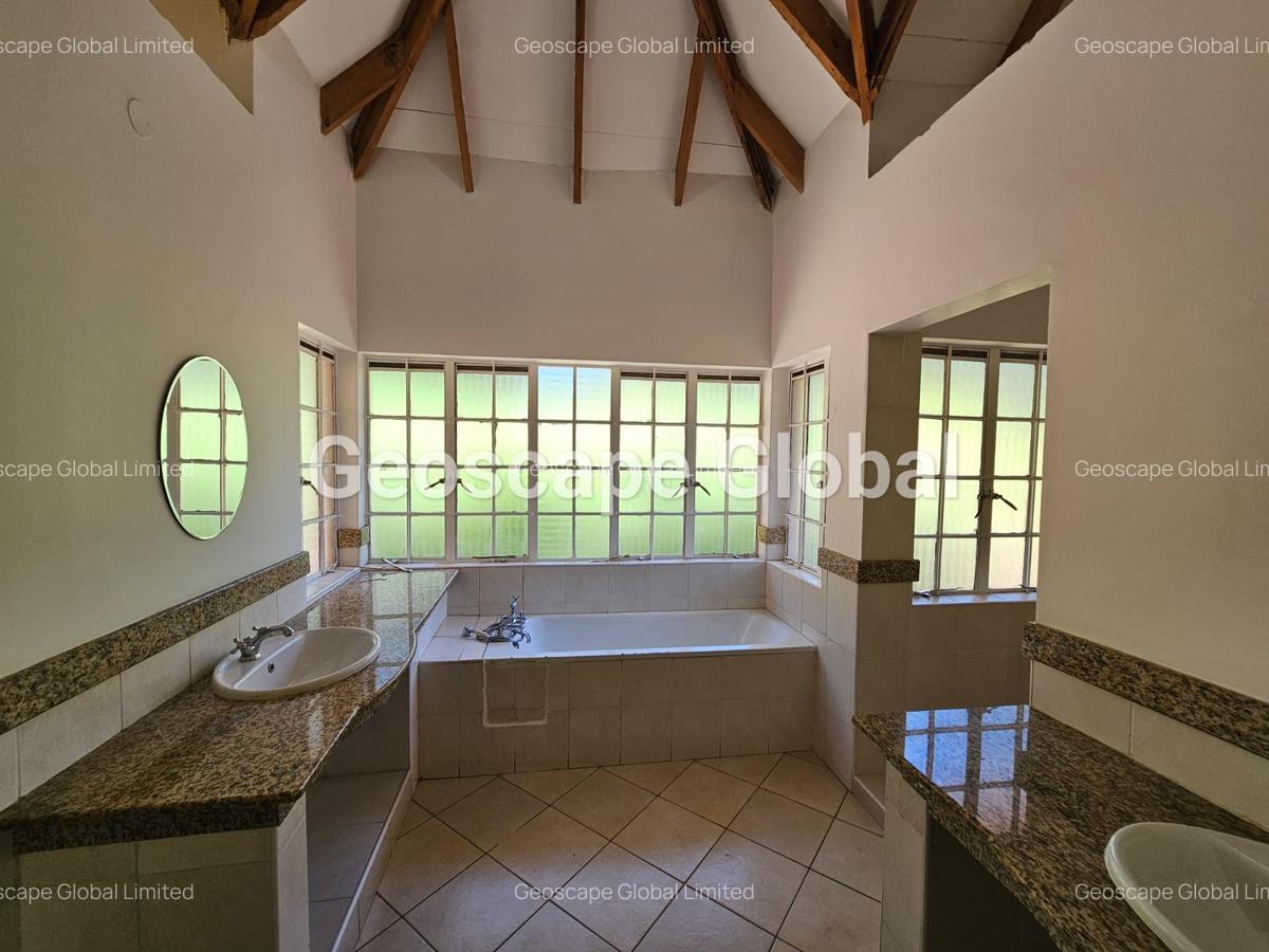 5 Bed House with En Suite in Rosslyn - 12