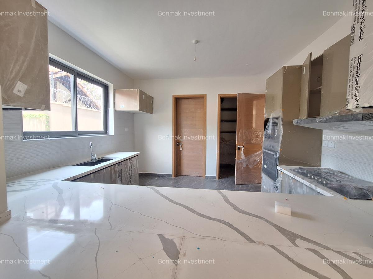 5 Bed Townhouse with En Suite at Lavington Green. - 14