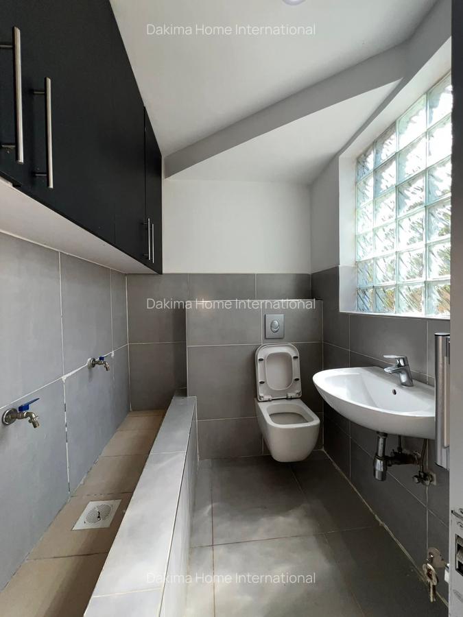 6 Bed House with En Suite in Runda - 7
