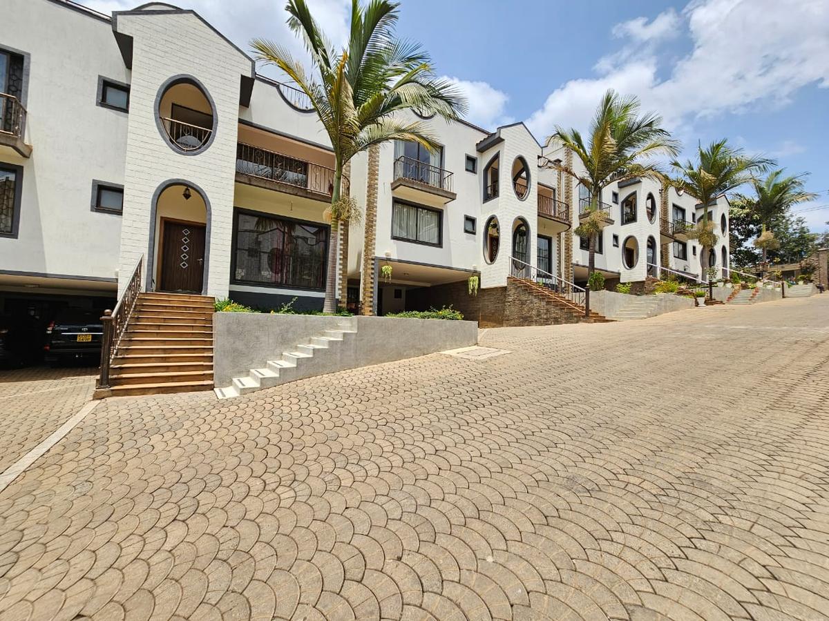 5 Bed Townhouse with En Suite in Spring Valley - 1