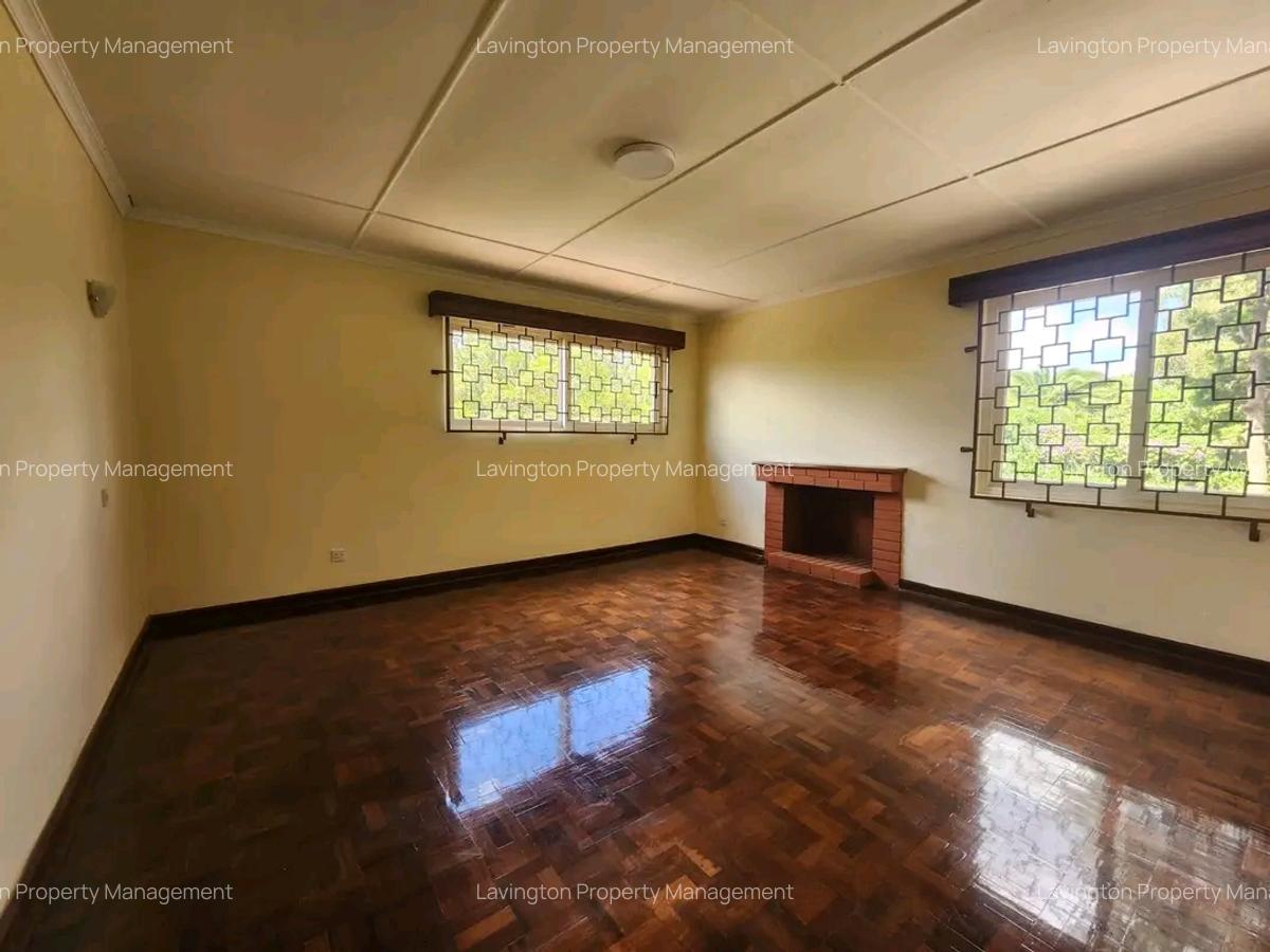 5 Bed House with En Suite at Lavington Green - 9