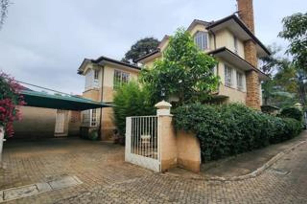 5 Bed Townhouse with En Suite at Lavington Green - 5