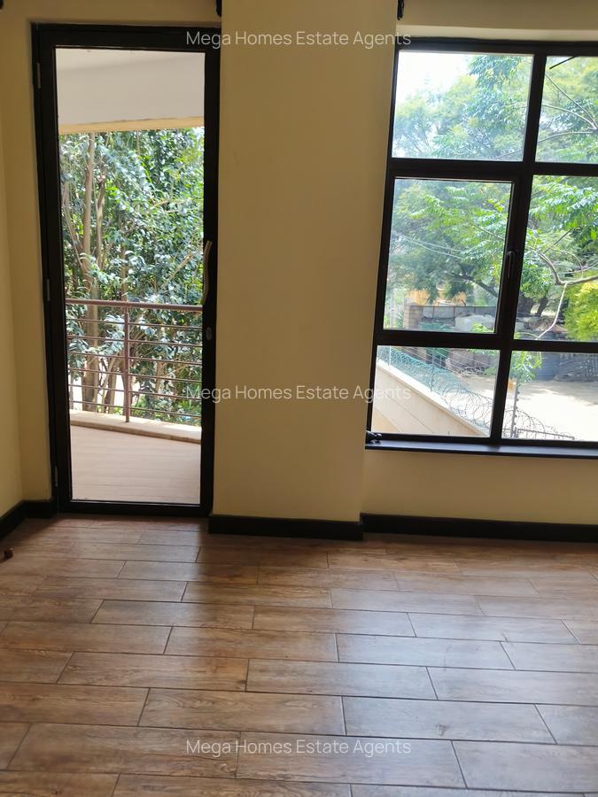 Serviced 3 Bed Apartment with En Suite in Parklands - 16