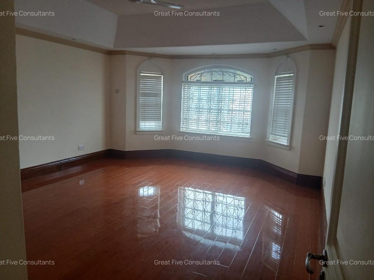 5 Bed Villa with En Suite in Rosslyn - 11