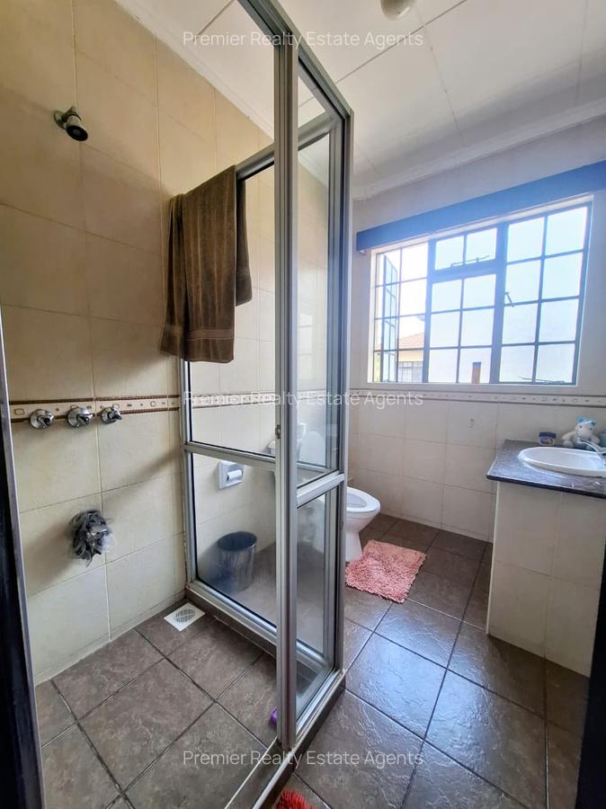 4 Bed House with En Suite at Lavington - 3