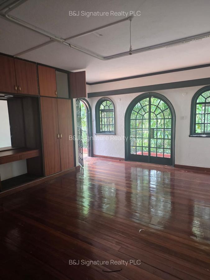 4 Bed Villa with En Suite in Riverside - 20