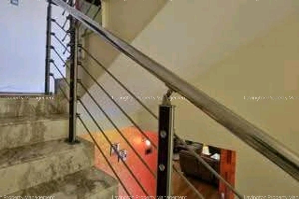 5 Bed House with En Suite at Lavington Green - 8