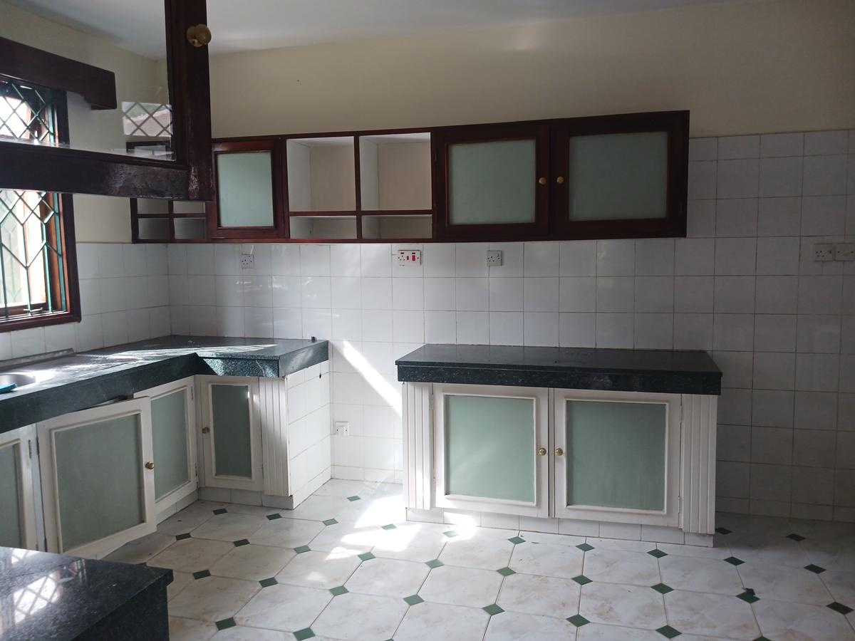 4 Bed House with En Suite at Lavington - 19