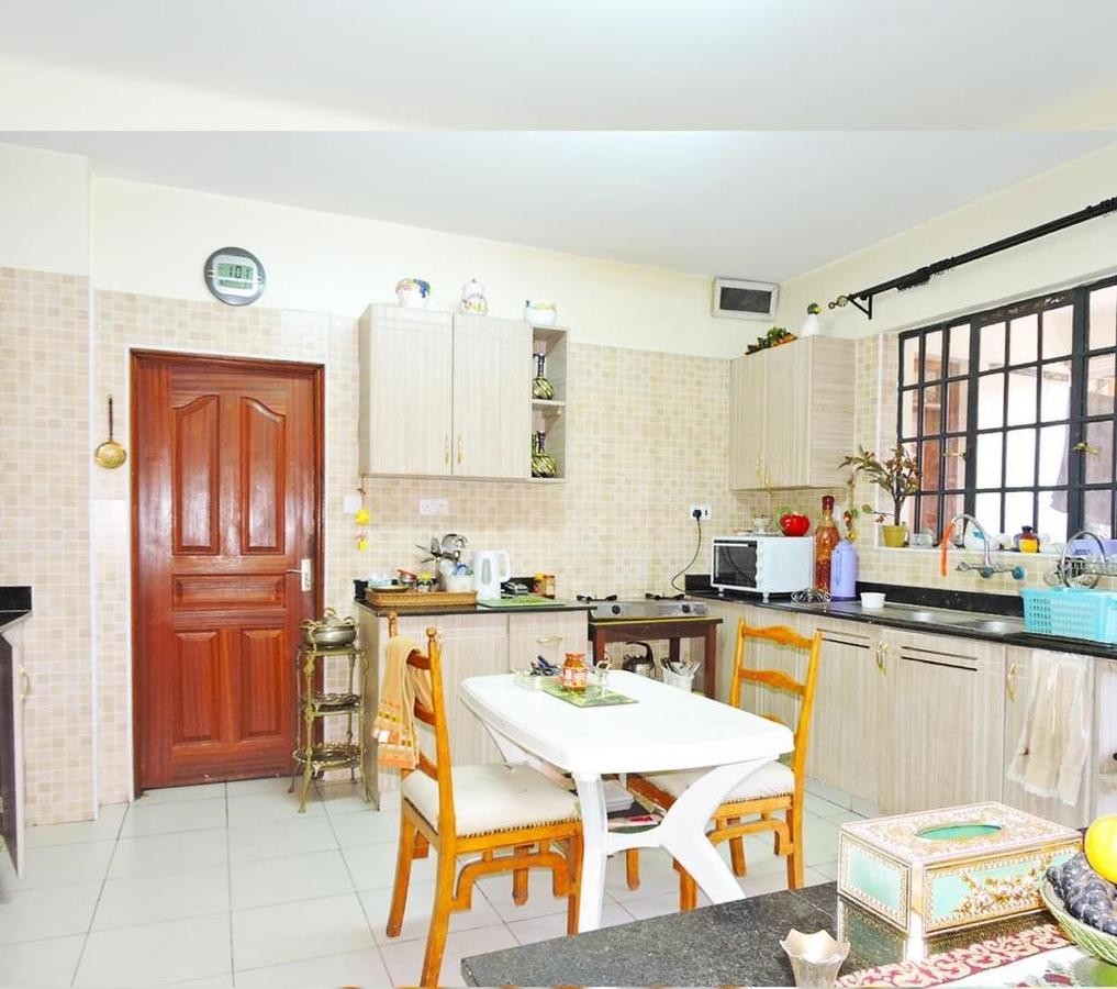 4 Bed Apartment with En Suite in Parklands - 8