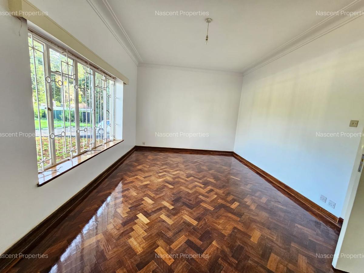 6 Bed House with En Suite in Rosslyn - 5