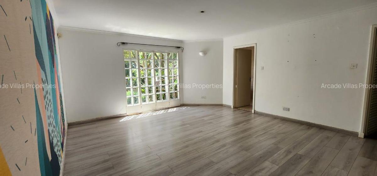 4 Bed House with En Suite in Lavington - 14