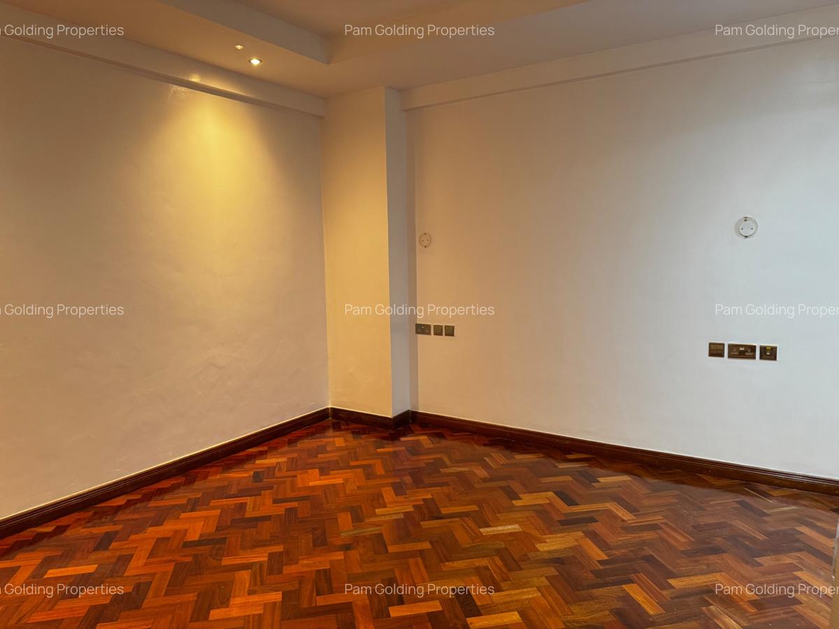 3 Bed Apartment with En Suite in Riverside - 11