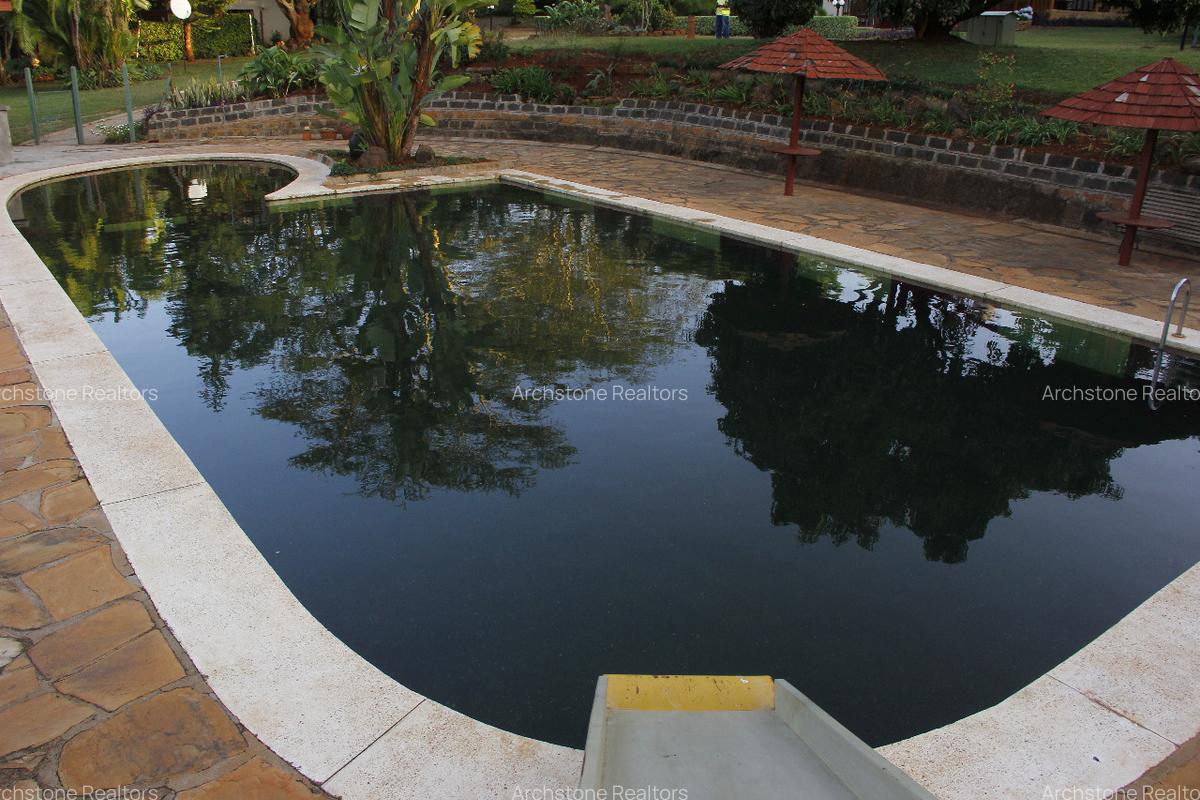 2 Bed House with Swimming Pool in Ridgeways - 4