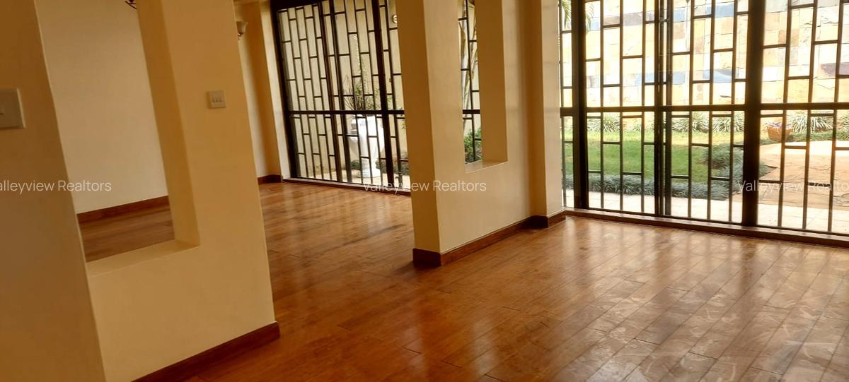 5 Bed Townhouse with En Suite at Lavington - 4
