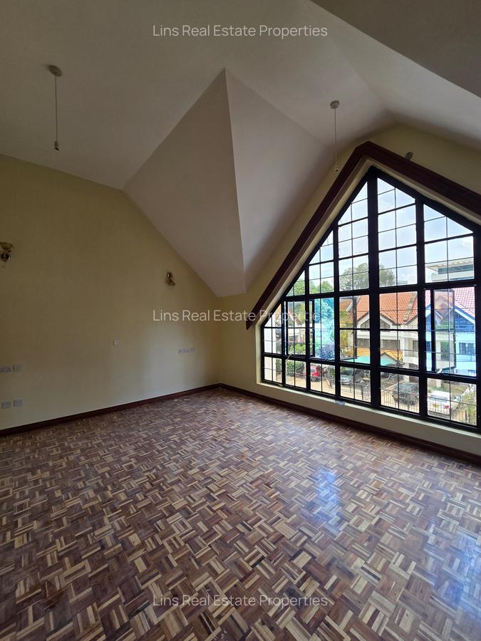 5 Bed Townhouse with En Suite in Brookside - 14
