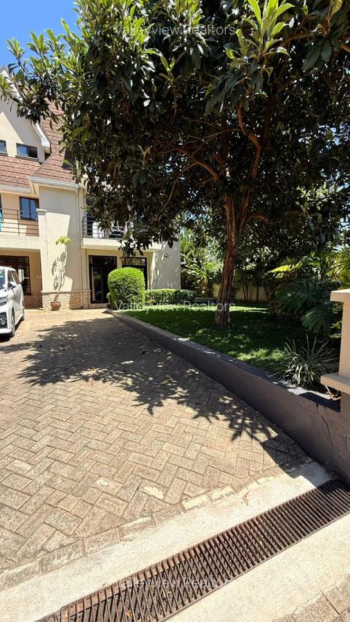 5 Bed Townhouse with En Suite at Lavington - 8