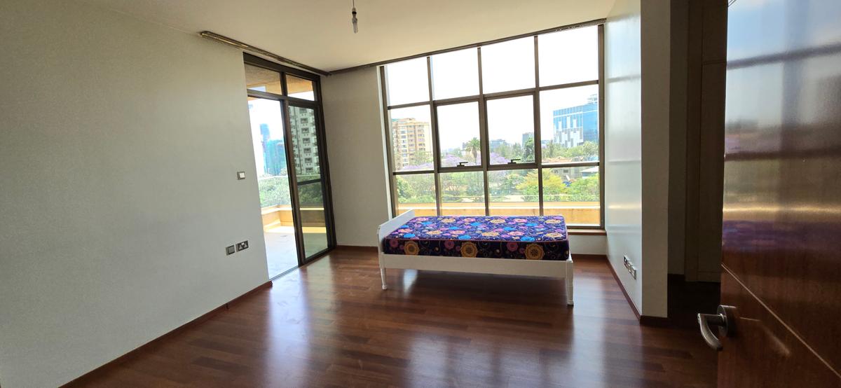 4 Bed Apartment with En Suite at 6Th Parklands - 12