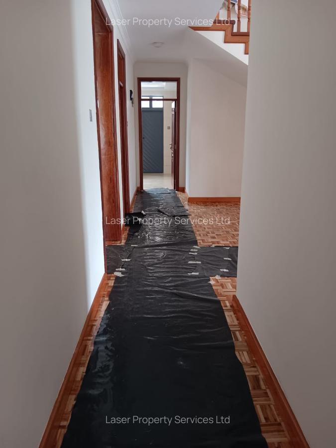 5 Bed House with En Suite at Garden Estate - 8