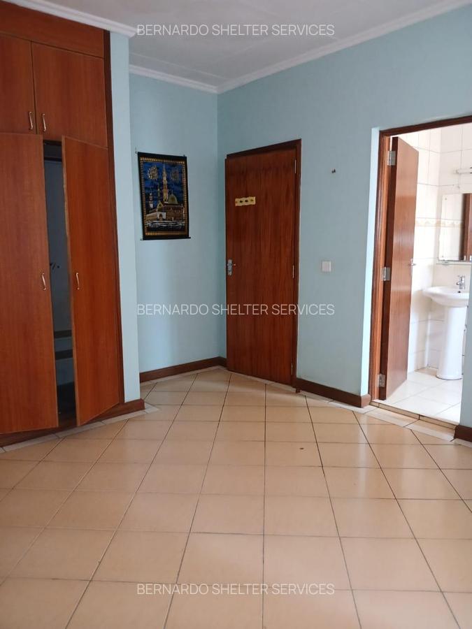 5 Bed House with En Suite at Red Cross - 8