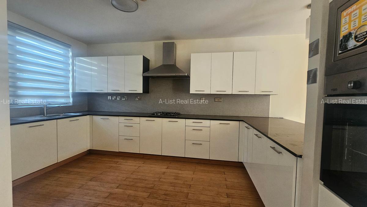 4 Bed Townhouse with En Suite at Garden City - 2
