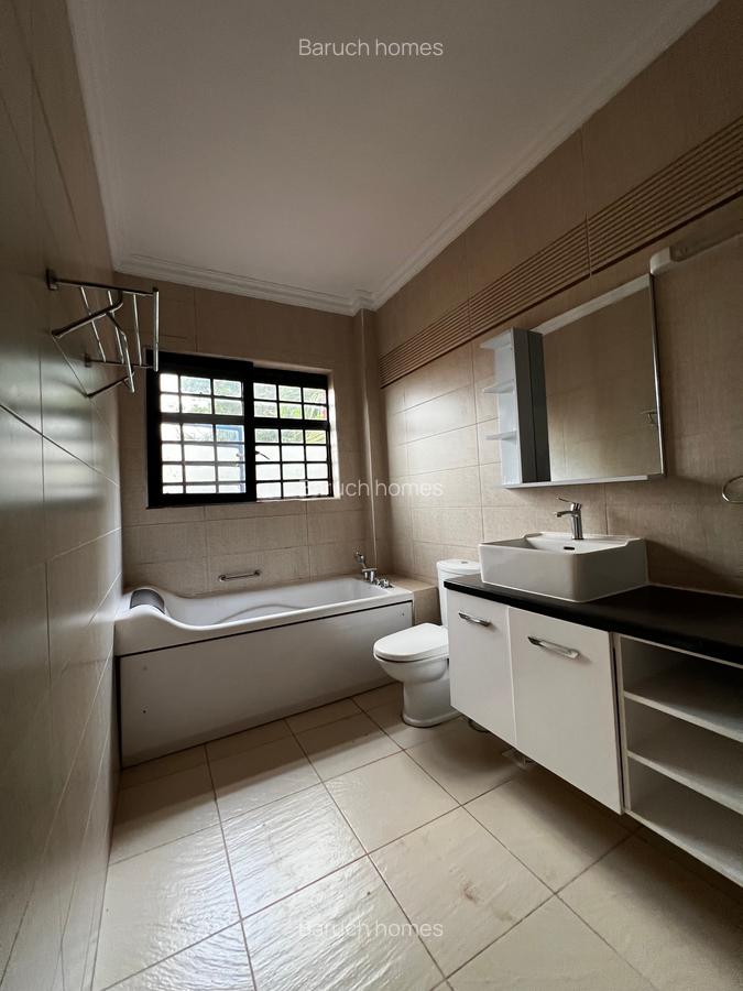 4 Bed Villa with En Suite in Runda - 16