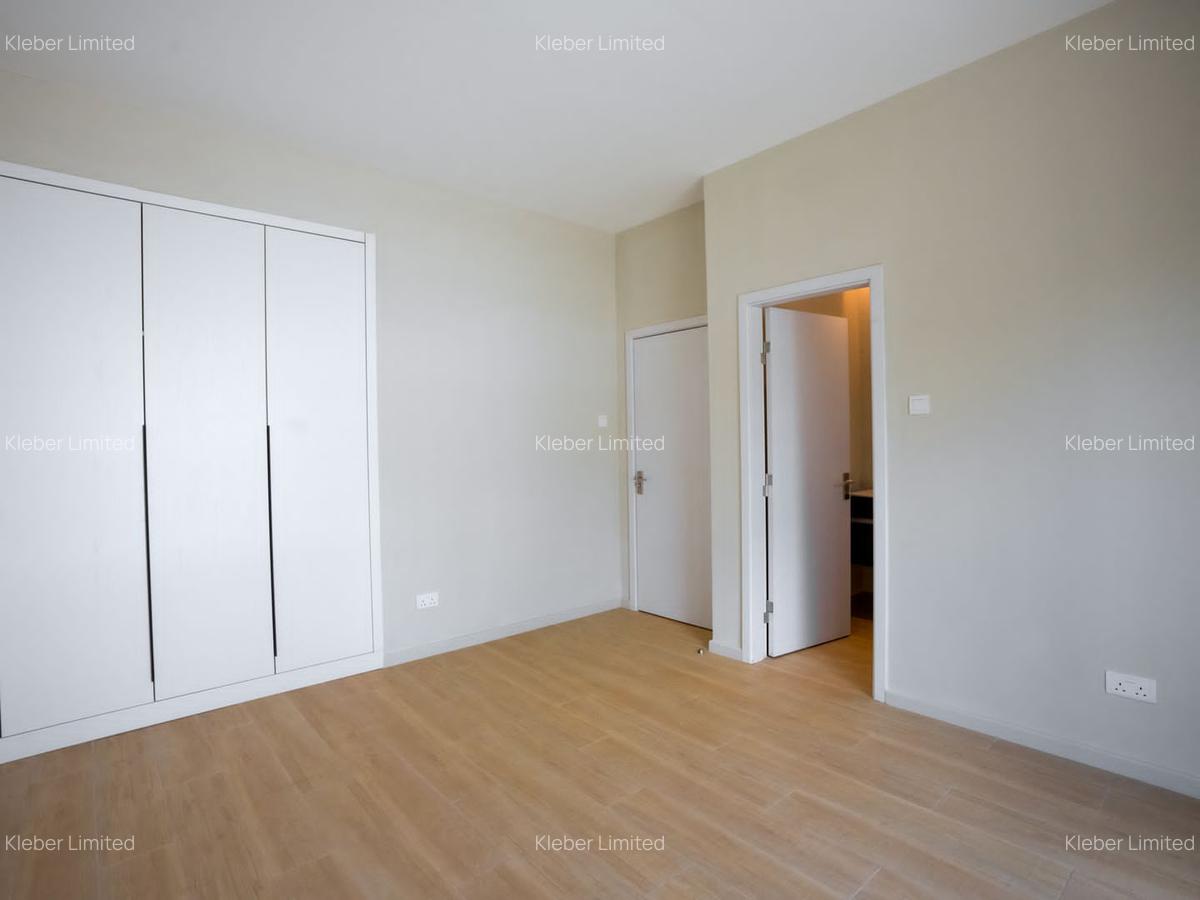 6 Bed House with En Suite in Kyuna - 3