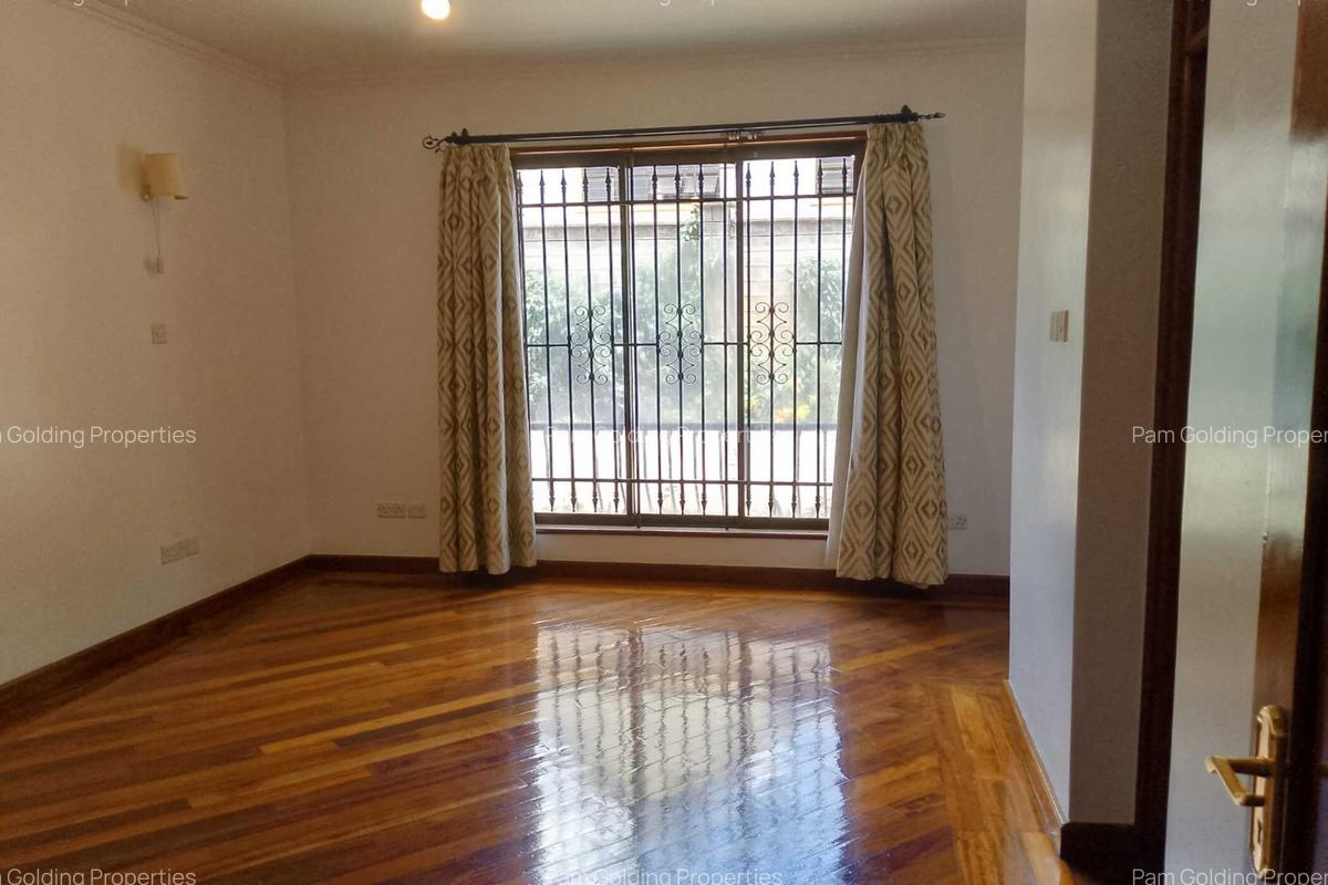 3 Bed Apartment with En Suite at Dennis Pritt Road - 7