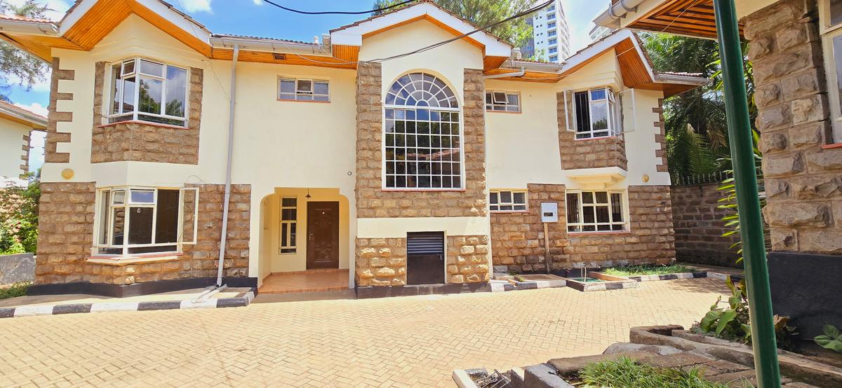 5 Bed Townhouse with En Suite at Lavington - 1