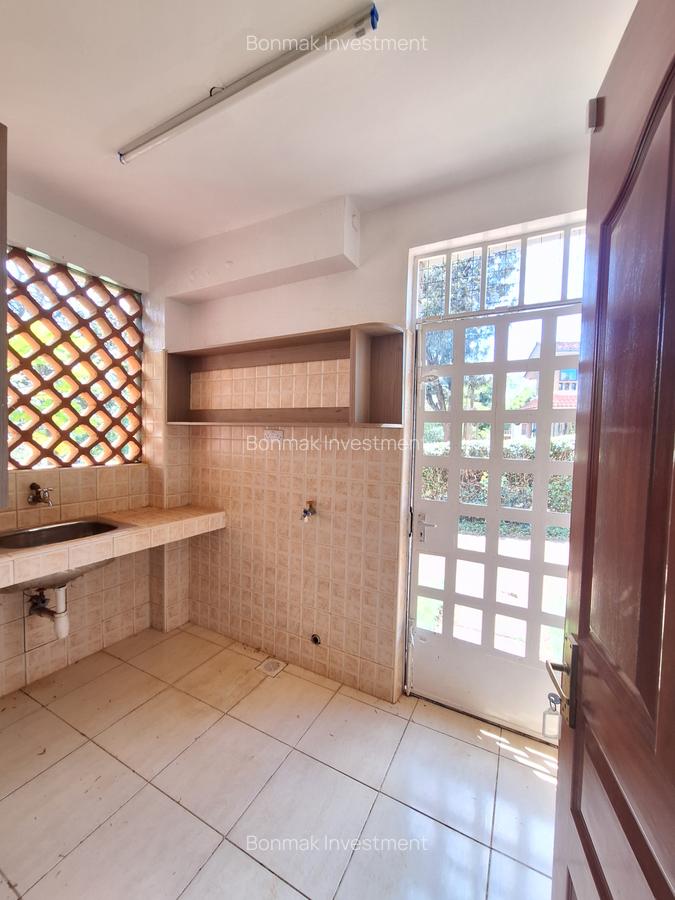 4 Bed Townhouse with En Suite at Rossylin Heights - 20