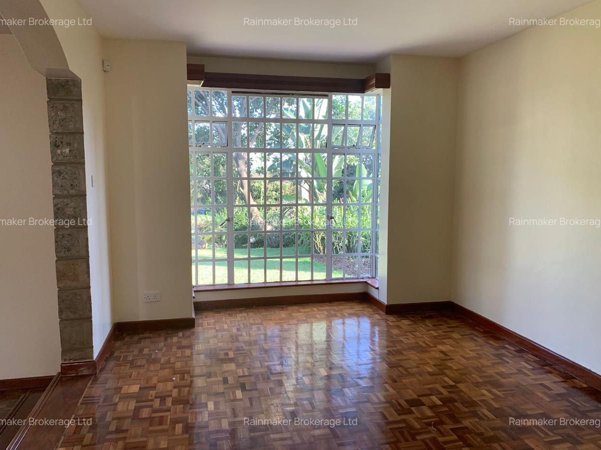 4 Bed House with En Suite in Rosslyn - 10