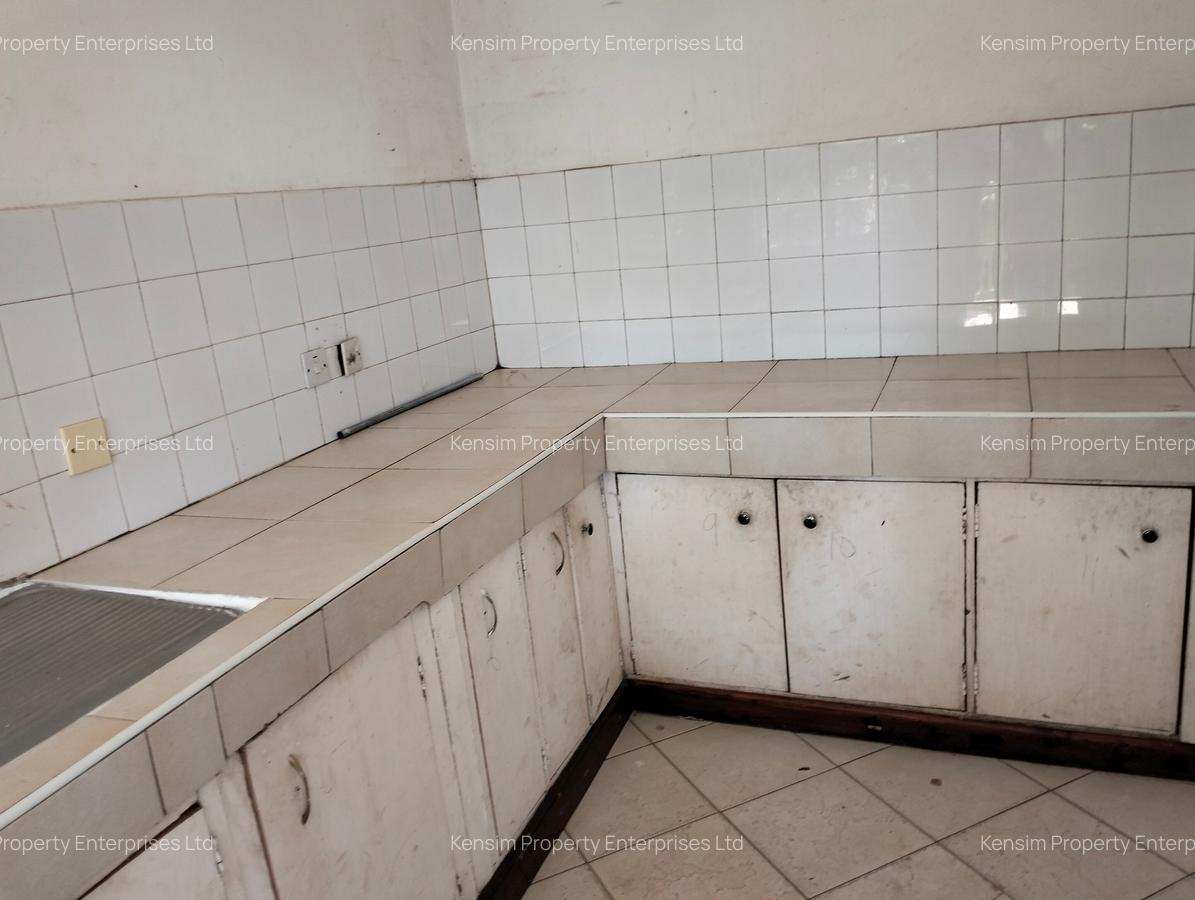 6 Bed House with En Suite in Lavington - 19