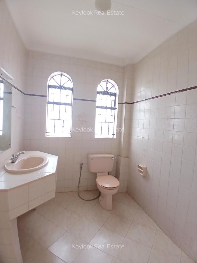 5 Bed Townhouse with En Suite at Riverside Garden - 10