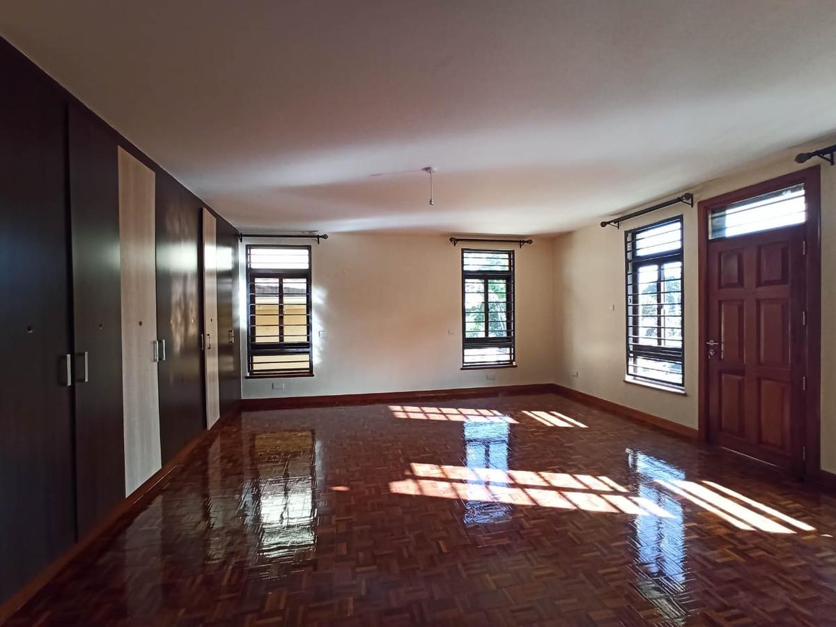 5 Bed Townhouse with En Suite in Lavington - 17