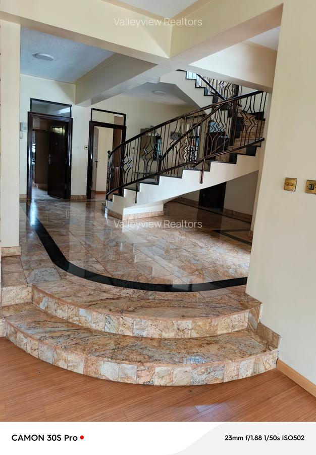 5 Bed Townhouse with En Suite at Lavington - 17