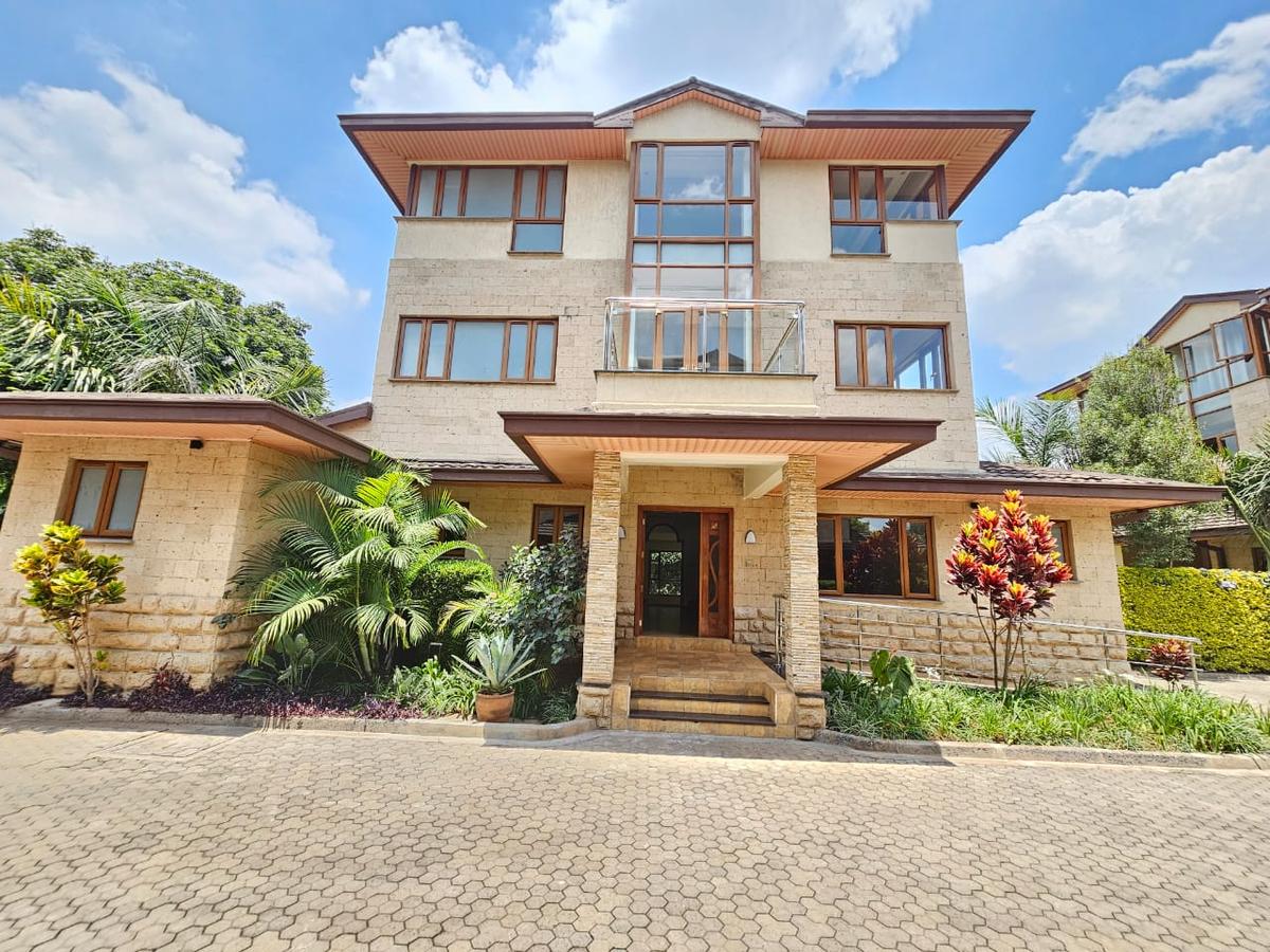 5 Bed House with En Suite in Lavington - 2